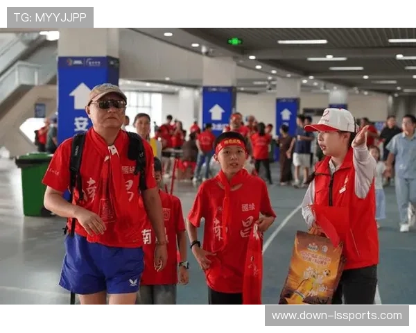 国际冲浪赛因台风延期 志愿者协助疏散观众 国际冲浪赛因台风延期 志愿者协助疏散观众