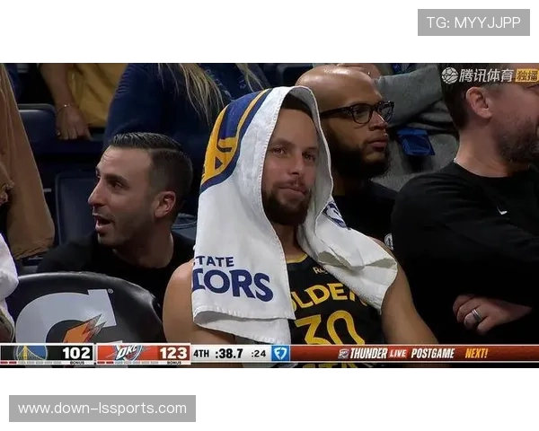 库里复出首战命中关键三分，赛后与爱德华兹拥抱致意