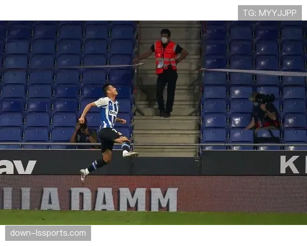 特写:替补奇兵打入绝杀球后,被激动的队友压在身下庆祝